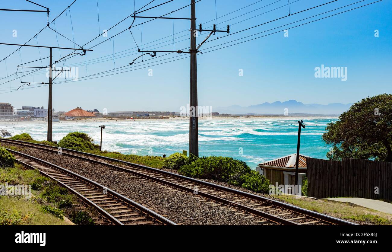 Kapstadt, Südafrika - 23. März 2021: Elektrische Eisenbahnlinie an der Küste der Küstenstadt Muizenberg Stockfoto