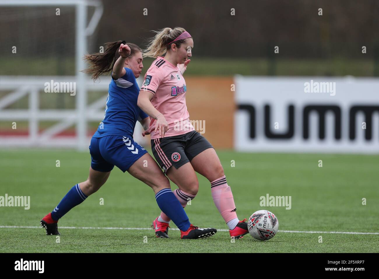 DURHAM CITY, GROSSBRITANNIEN. MÄRZ 28th: Molly SHARPE von Durham Women im Einsatz mit Ocean ROLANDSEN während des FA Women's Championship Matches zwischen dem FC Durham Women und Sheffield United am Sonntag, 28th. März 2021 im Maiden Castle, Durham City. (Kredit: Mark Fletcher, Mi News) Kredit: MI Nachrichten & Sport /Alamy Live Nachrichten Stockfoto