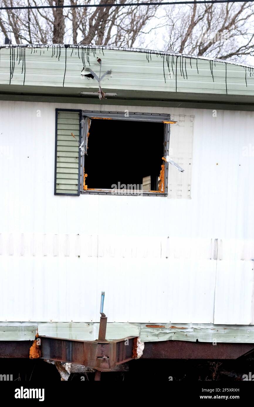 Vertikales Bild von alten verlassen grün und weiß einzeln breit Anhänger mit kaputten Fenster Stockfoto