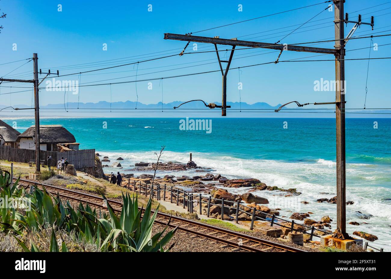 Kapstadt, Südafrika - 23. März 2021: Elektrische Eisenbahnlinie an der Küste der Küstenstadt Muizenberg Stockfoto