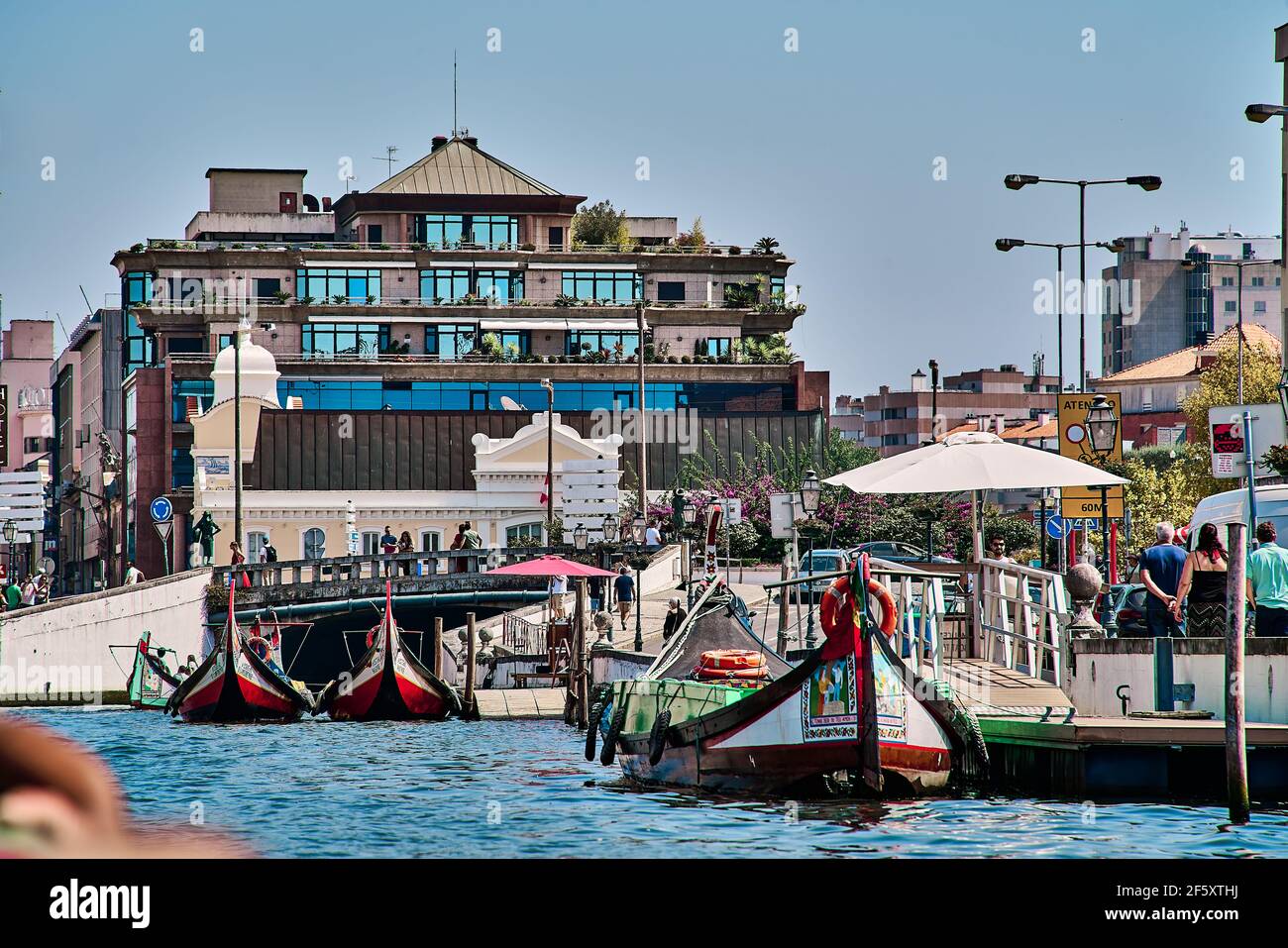 Traditionelle bunte Boote im Kanal von Aveiro Stockfoto