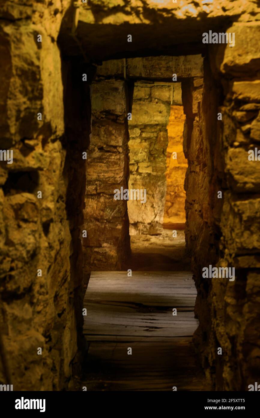 Die St.-Wolfgang-Kirche wurde in die Stadtmauer eingebaut, mit einem Durchgang, der tief in die Stadtmauern und ihre Befestigungsanlagen im Keller führte. Stockfoto