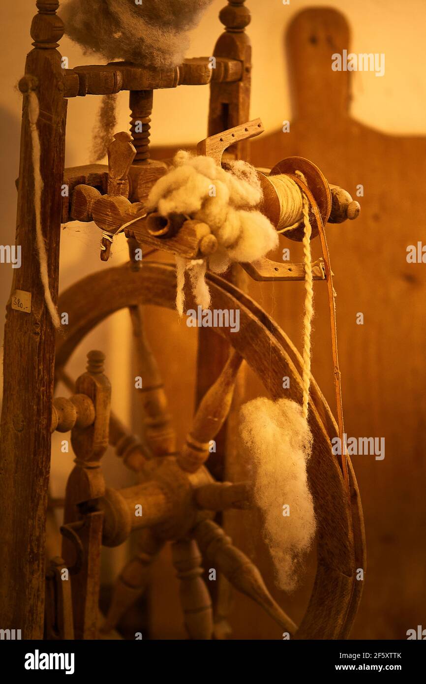 Antikes Spinnrad aus dem Schaf- und Wollhandel in der St. Wolfgang Kirche. Stockfoto