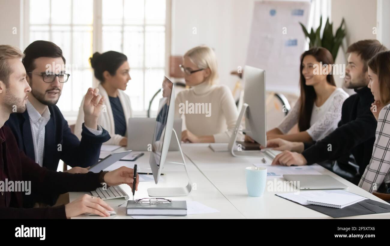 Verschiedene multirassische Geschäftsleute arbeiten im Büro an Computern Stockfoto