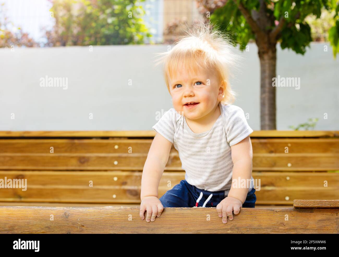 Portrait im Park des blonden Kleinkindes kleinen Jungen Stockfoto