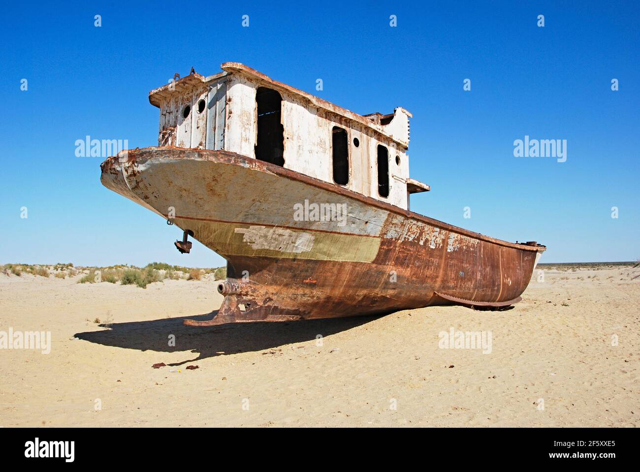 Verlassene Schiff auf ausgetrocknetem Bett der Aralsee Stockfoto