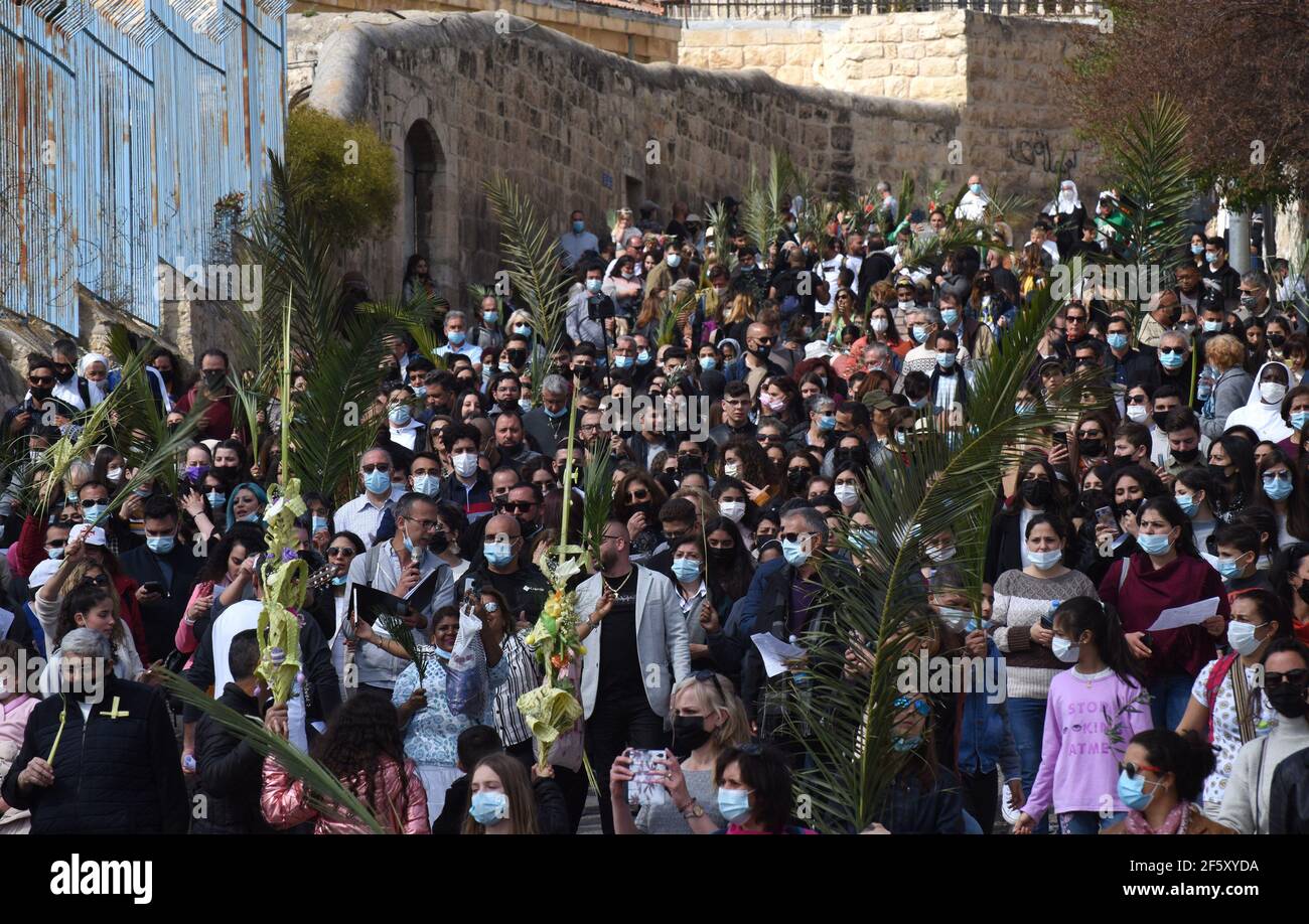 Jerusalem, Israel. März 2021, 28th. Christen tragen Palmen- und Olivenzweige in der traditionellen Palmsonntagsprozession auf dem Ölberg, am Sonntag, dem 28. März 2021. Der Palmsonntag erinnert an den triumphalen Einzug Jesu in Jerusalem und beginnt die Karwoche. Foto von Debbie Hill/UPI Kredit: UPI/Alamy Live Nachrichten Stockfoto