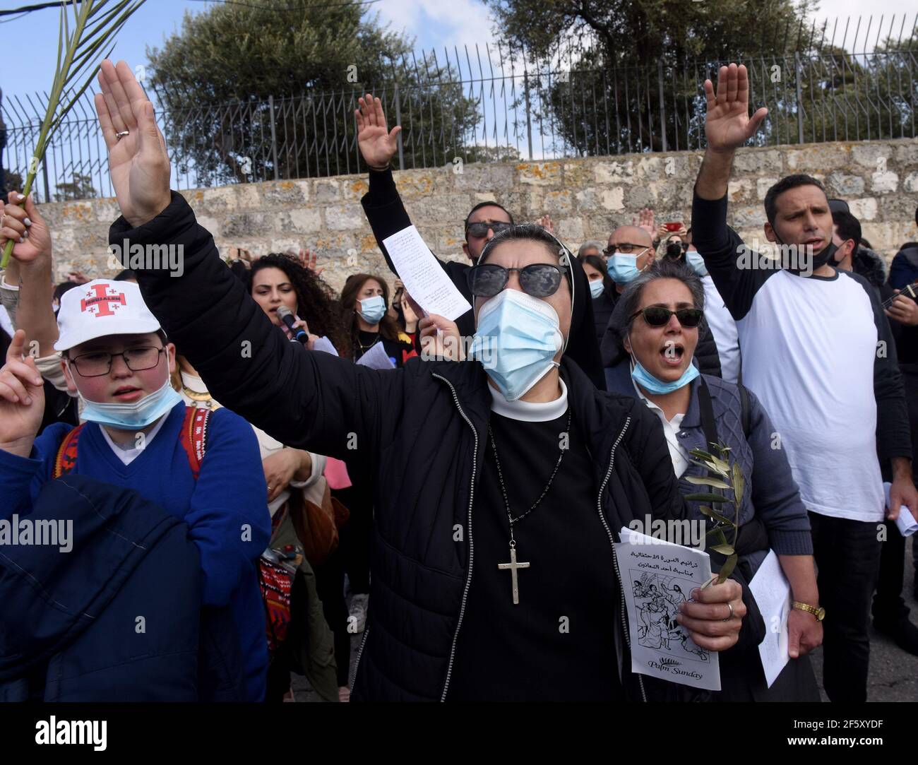 Jerusalem, Israel. März 2021, 28th. Christen beten während der traditionellen Palmsonntagsprozession auf dem Ölberg, am Sonntag, dem 28. März 2021. Der Palmsonntag erinnert an den triumphalen Einzug Jesu in Jerusalem und beginnt die Karwoche. Foto von Debbie Hill/UPI Kredit: UPI/Alamy Live Nachrichten Stockfoto
