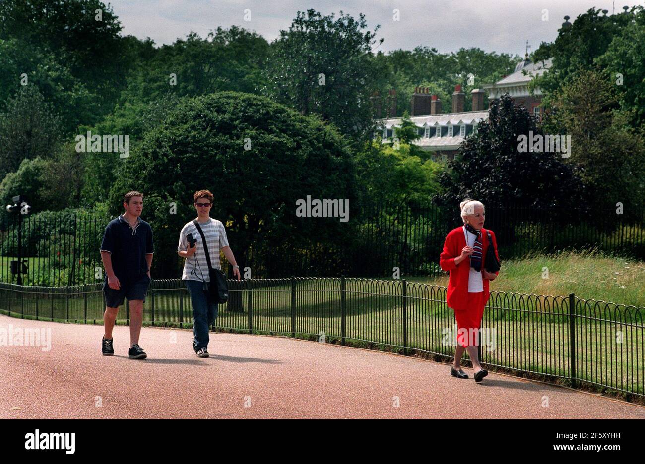 TOURISTEN UND EINHEIMISCHE VOR DEM KENSINGTON PALACE. AN DER GEPLANTEN STELLE DES GEDENKGARTENS Stockfoto