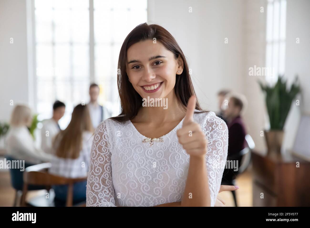 Portrait der lächelnden Frau zeigen Daumen nach oben empfehlen Service Stockfoto