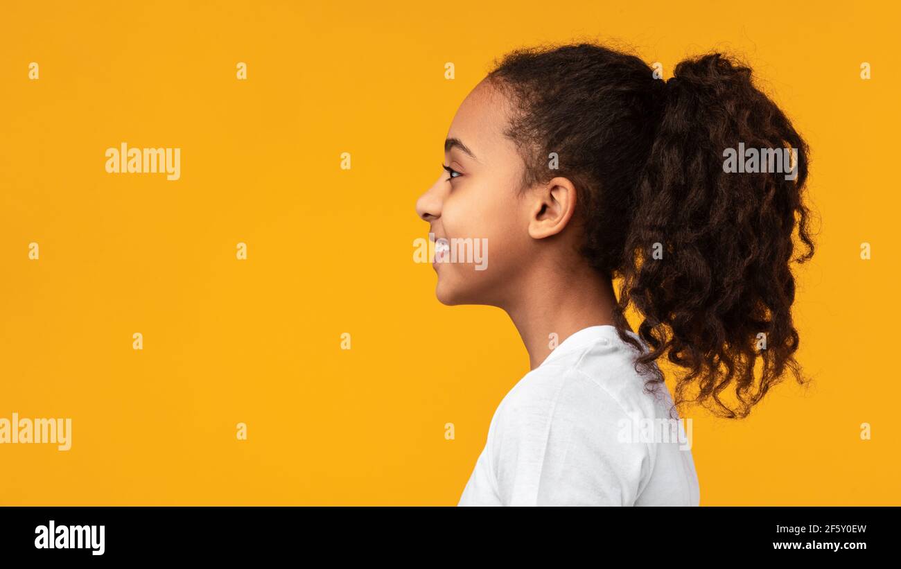 Seitenansicht Profil Porträt von niedlichen afroamerikanischen Mädchen Stockfoto