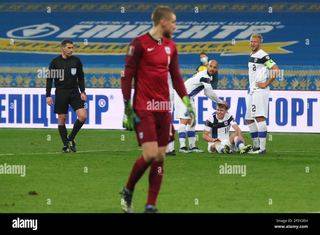 Kiew, Ukraine . März 2021, 28th. KIEW, UKRAINE - 28. MÄRZ 2021 - die Spieler Finnlands werden während des FIFA World Cup 2022 Qualifying Round Matchday 2 Gruppe D Spiel gegen die Ukraine im NSC Olimpiyskiy, Kiew, Hauptstadt der Ukraine, auf dem Spielfeld gesehen. Kredit: Ukrinform/Alamy Live Nachrichten Stockfoto