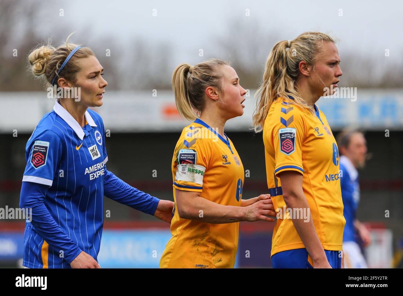 Crawley, Großbritannien. 01st Dez 2019. Claire Emslie (Everton 11) und Izzy Christiansen (Everton 8) greifen die Ecke an, während sie von Emily Simpkins (Brighton 19) während des Barclays FA Womens Super League-Spiels zwischen Brighton & Hove Albion und Everton im People's Pension Stadium in Crawley markiert werden. Kredit: SPP Sport Presse Foto. /Alamy Live Nachrichten Stockfoto