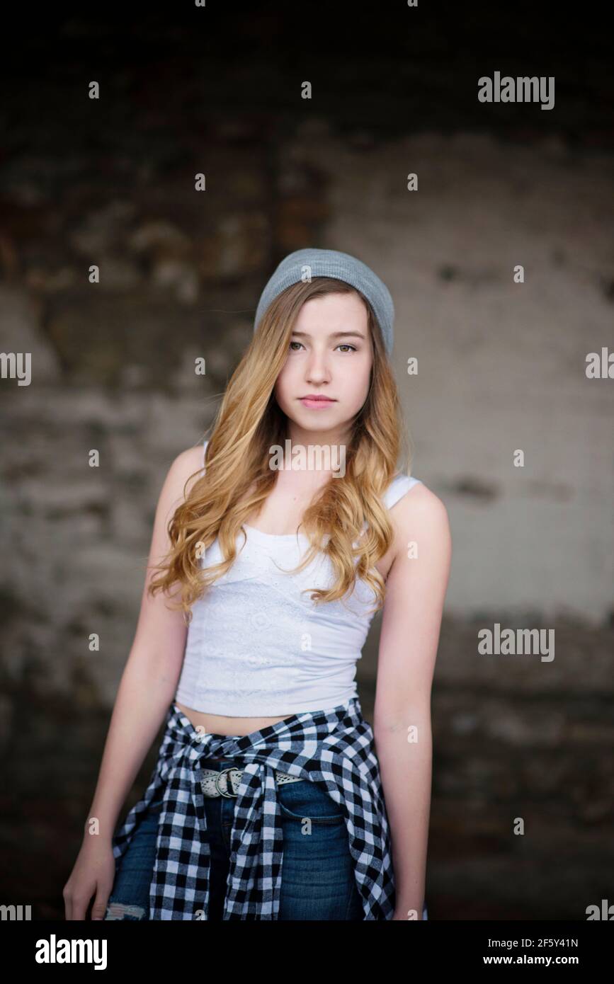 Cool teen Mädchen tragen graue Kappe in städtischen Umgebung. Stockfoto