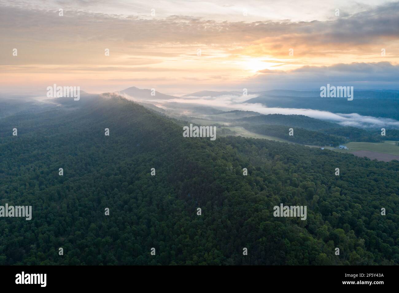 Farbenfroher Sonnenaufgang im Wald gekleideten Appalachain-Gebirge Stockfoto