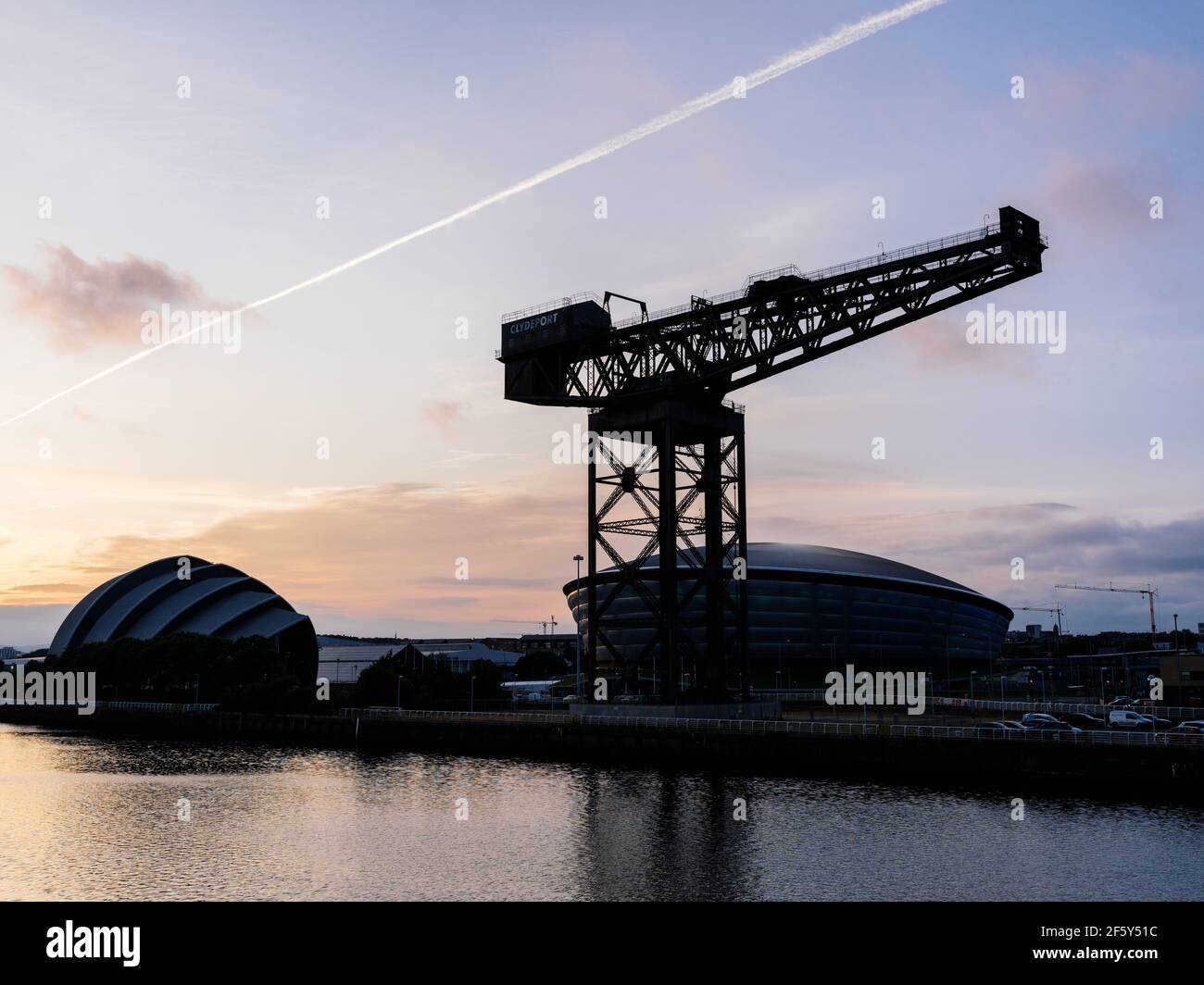 Blick auf den Finnieston Crane, den Armadillo und die SSE Hydro Auditorien bei Sonnenuntergang in Glasgow, Schottland. Stockfoto