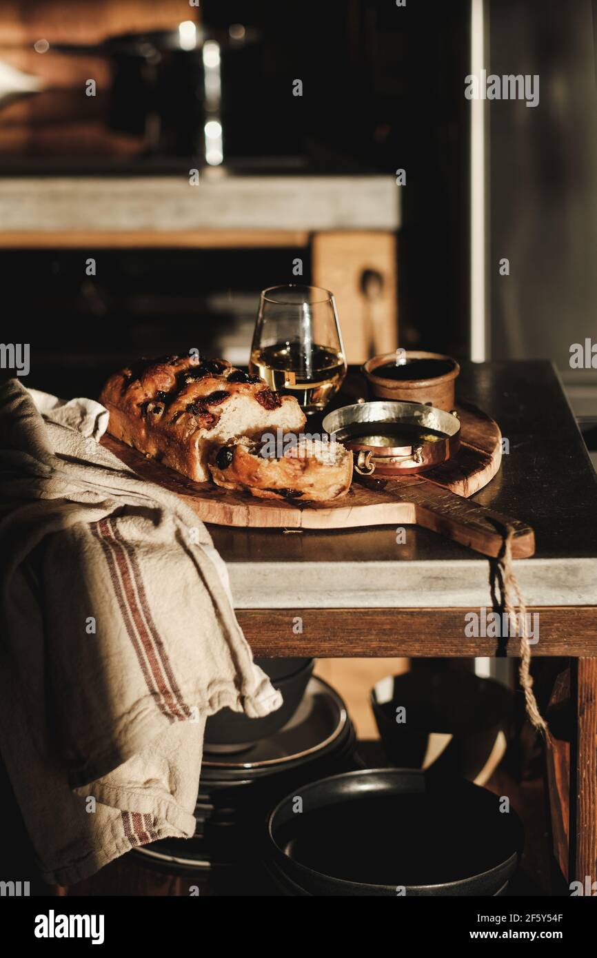 Hausgemachtes Focaccia-Brot mit Olivenöl, Salz und einem Glas Wein Stockfoto