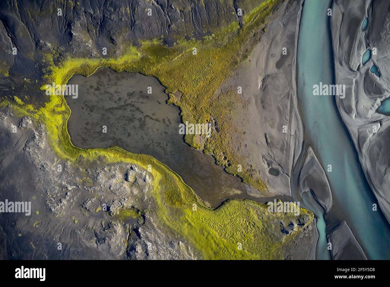 Fluss in rauem Moosland Stockfoto