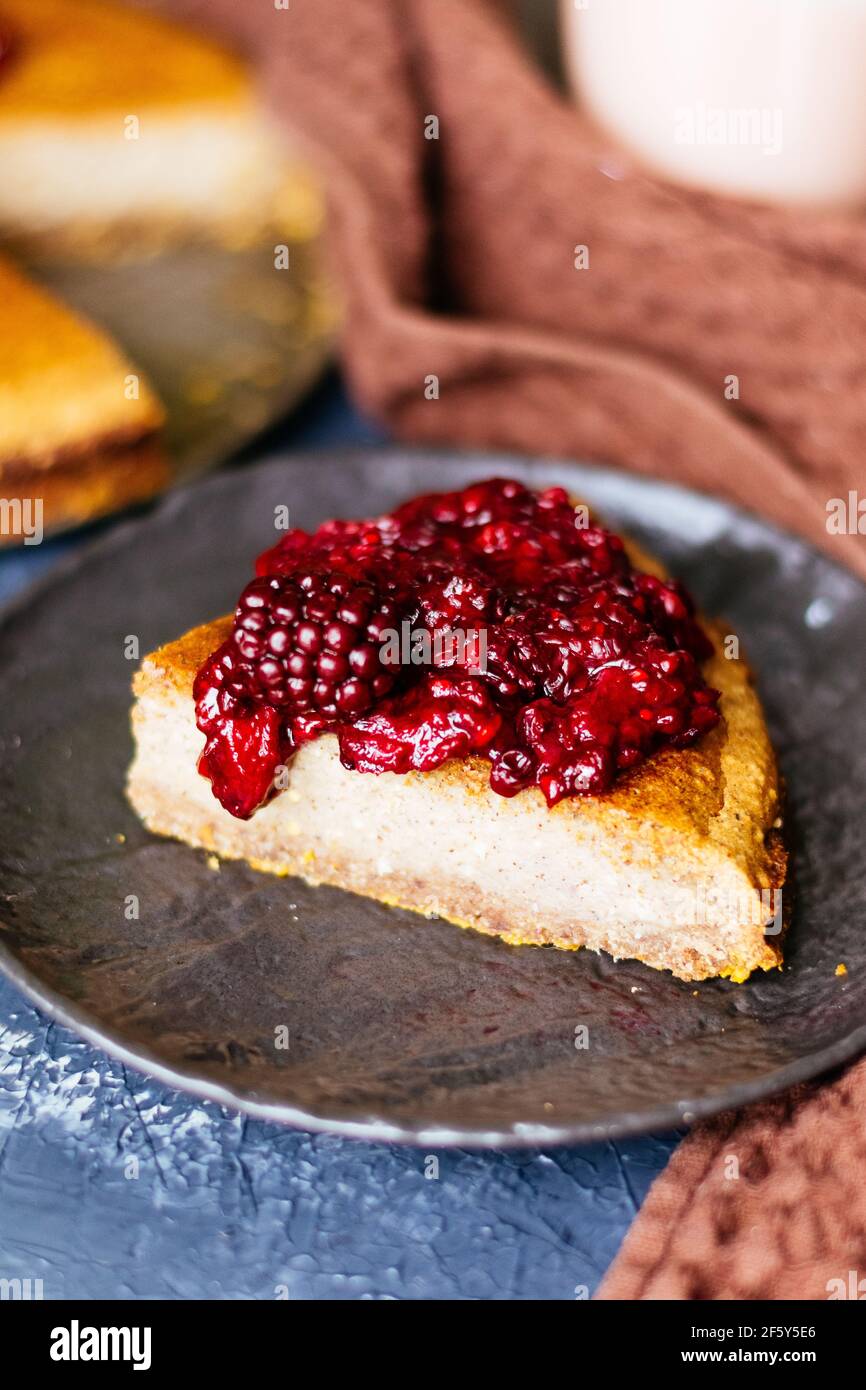 Quark Pie mit Himbeermarmelade Stockfoto