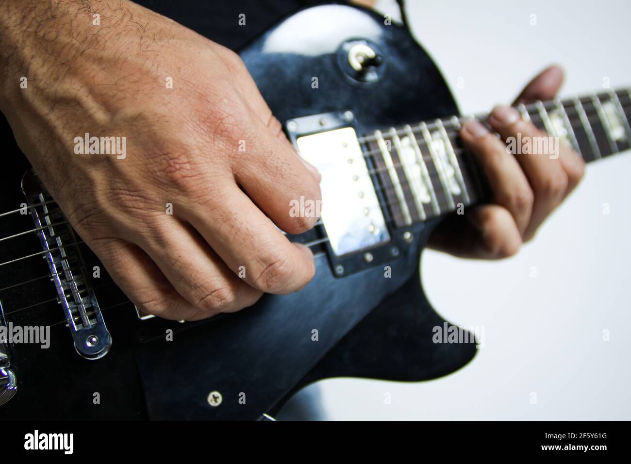 Mann spielt Gibson Les Paul Studio T Ebenholz Gitarre schließen Finger nach oben Stockfoto