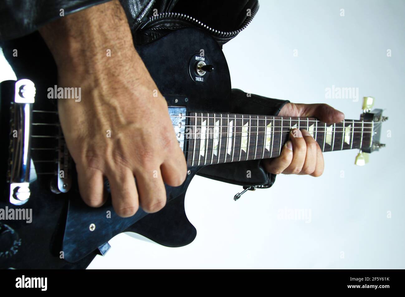 Mann spielt Gibson Les Paul Studio T Ebenholz Gitarre schließen Finger nach oben Stockfoto