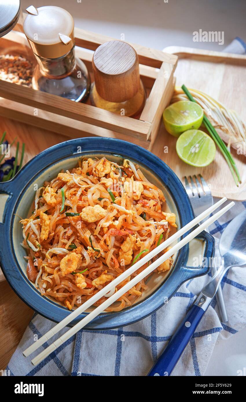 Pad Thai in der blauen Platte Stockfoto