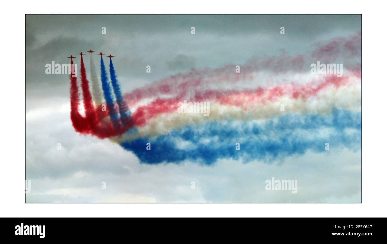 Das britische Royal Air Force Red Arrow Display Team treten beim Goodwood Festival of Speed in der Nähe von Chichester in Südengland auf 13. Juli 2008photograph von David Sandison Stockfoto