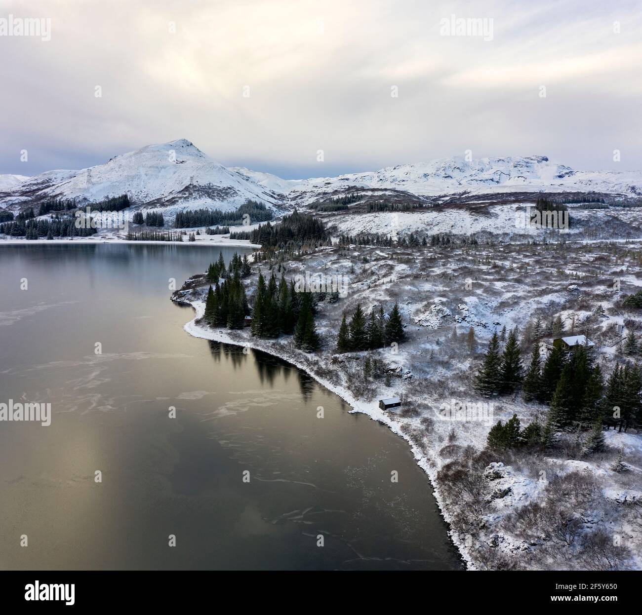 Gefrorener See in der Winterlandschaft Stockfoto