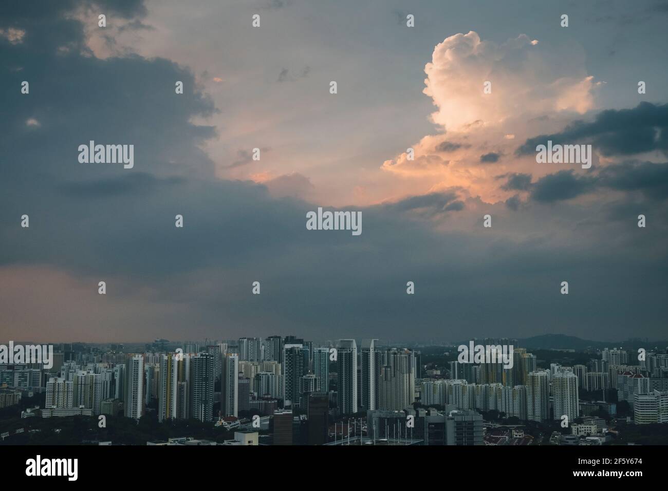 Landschaftlich schöner Blick auf Singapurs Stadtbild gegen bewölkten Himmel bei Sonnenuntergang. Stockfoto