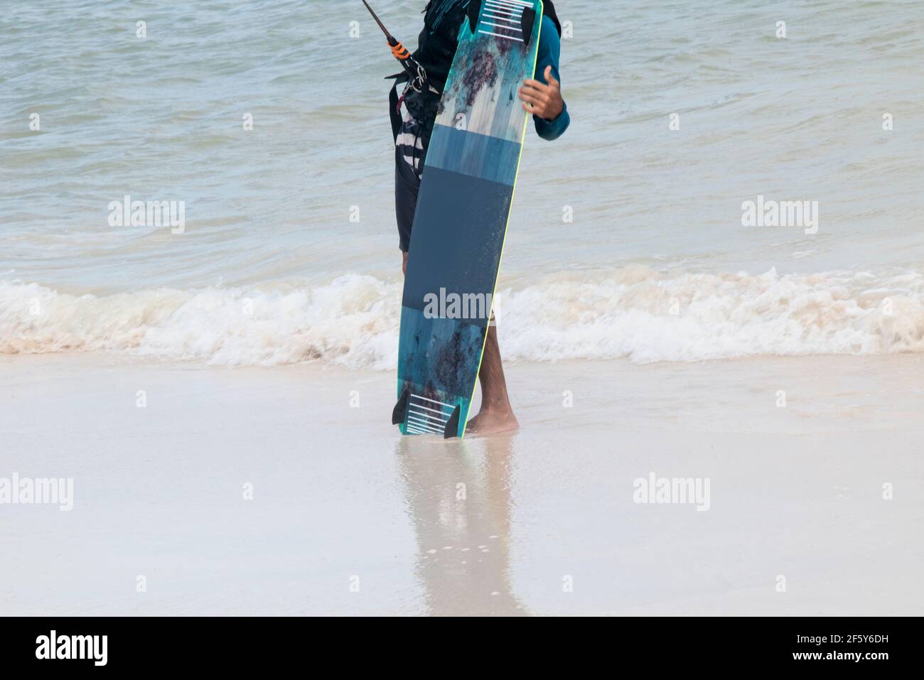 Kiteboarder am Karibikstrand Stockfoto