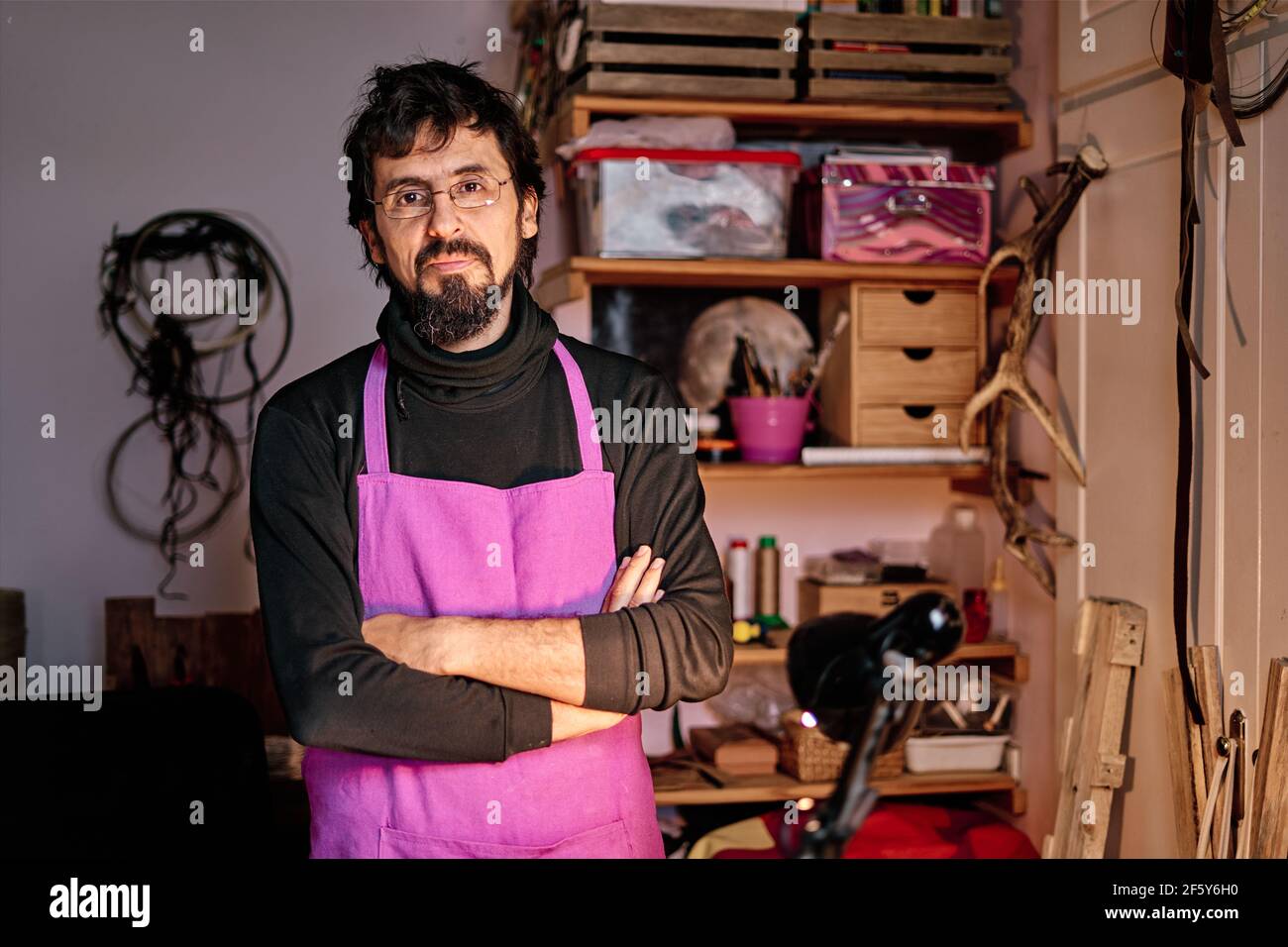 Handwerker Juwelier stehend Blick auf Kamera in der Werkstatt bei der Arbeit Stockfoto