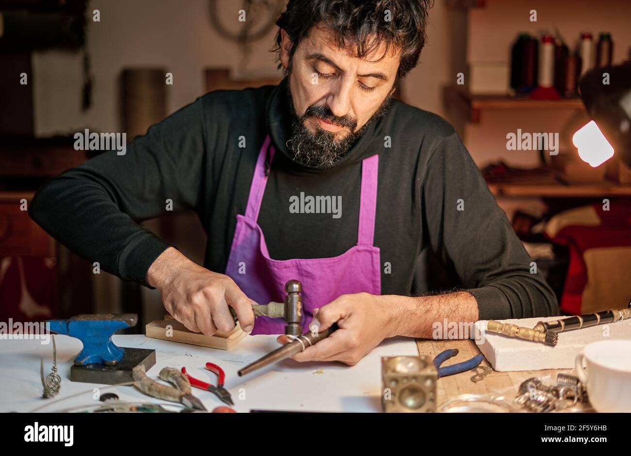 Handwerker Juwelier arbeiten am Tisch in der Werkstatt Stockfoto