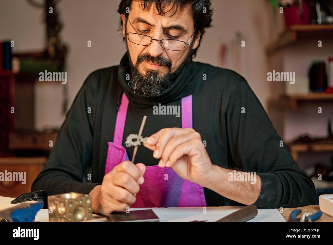 Juwelier Handwerker arbeiten am Arbeitstisch in der Werkstatt Stockfoto