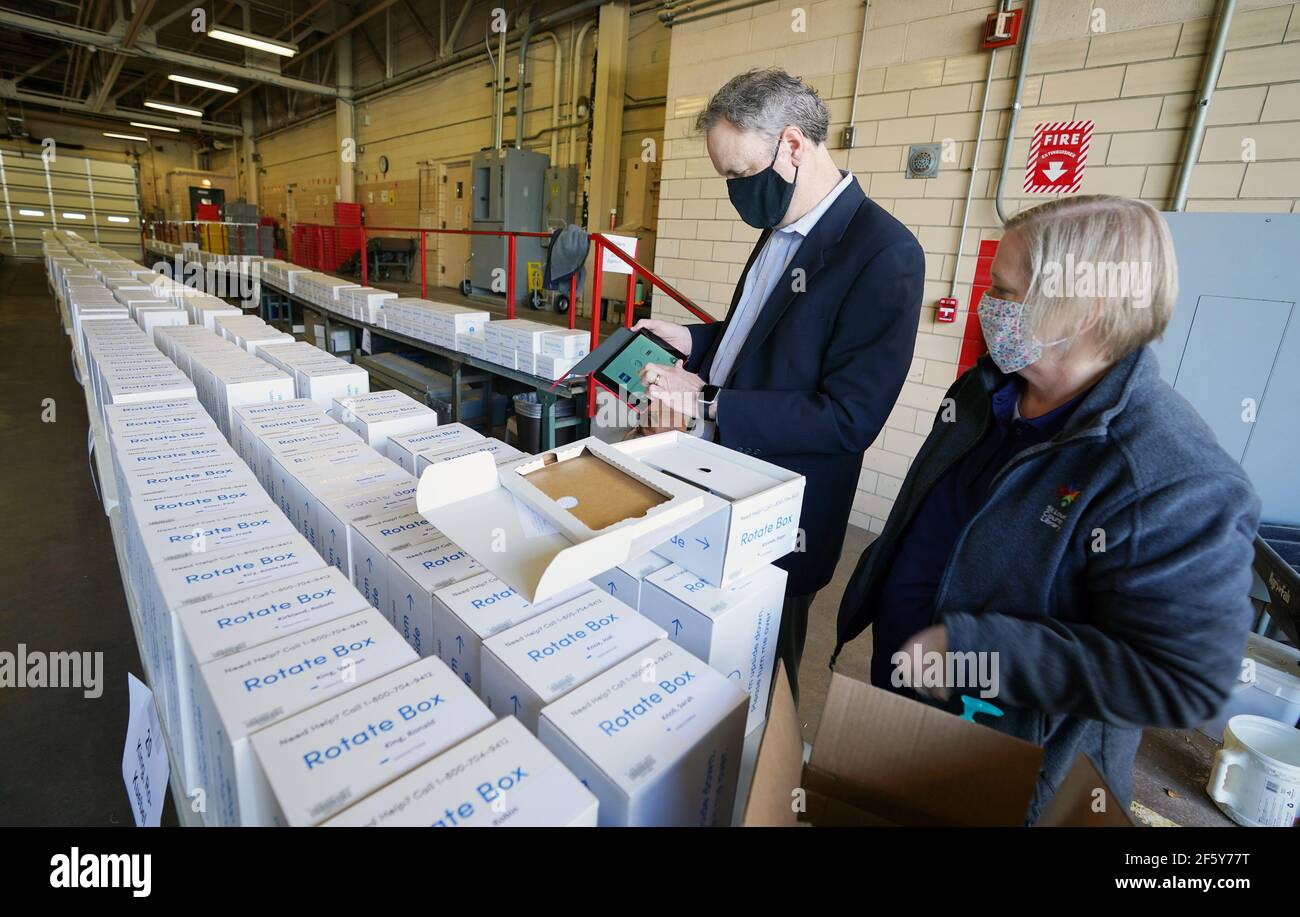 St. Louis County Executive Dr. Sam Page, inspiziert eine der 1.500 Tabletten, die in der St. Louis County Library mit Bibliotheksdirektor Kristen Sorth, in Frontenac, Missouri am Sonntag, 28. März 2021, verschenkt werden. Das GrandPad Tablet wurde entwickelt, um die Bedürfnisse von Personen über 75 Jahren zu erfüllen, die während der COVID-19-Pandemie auf Technologie zugreifen und mit ihren Angehörigen in Verbindung bleiben möchten. Während der COVID-19-Pandemie waren die Auswirkungen der sozialen Isolation und des eingeschränkten Zugangs zu Technologie für ältere Erwachsene besonders schwierig. Die GrandPads, ausgecheckt aus der Bibliothek für ein Jahr zu St. Louis Graf Stockfoto