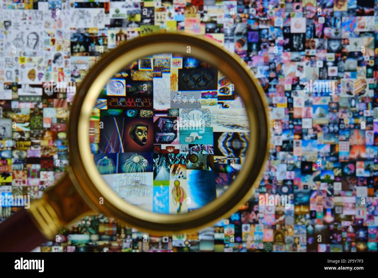 Lupe vor dem ipad-Bildschirm mit Beeple digitale Kunst JEDEN TAG: DIE ERSTEN 5000 TAGE. Collage Art mit nicht fungible Token signiert. Konzept. Stockfoto