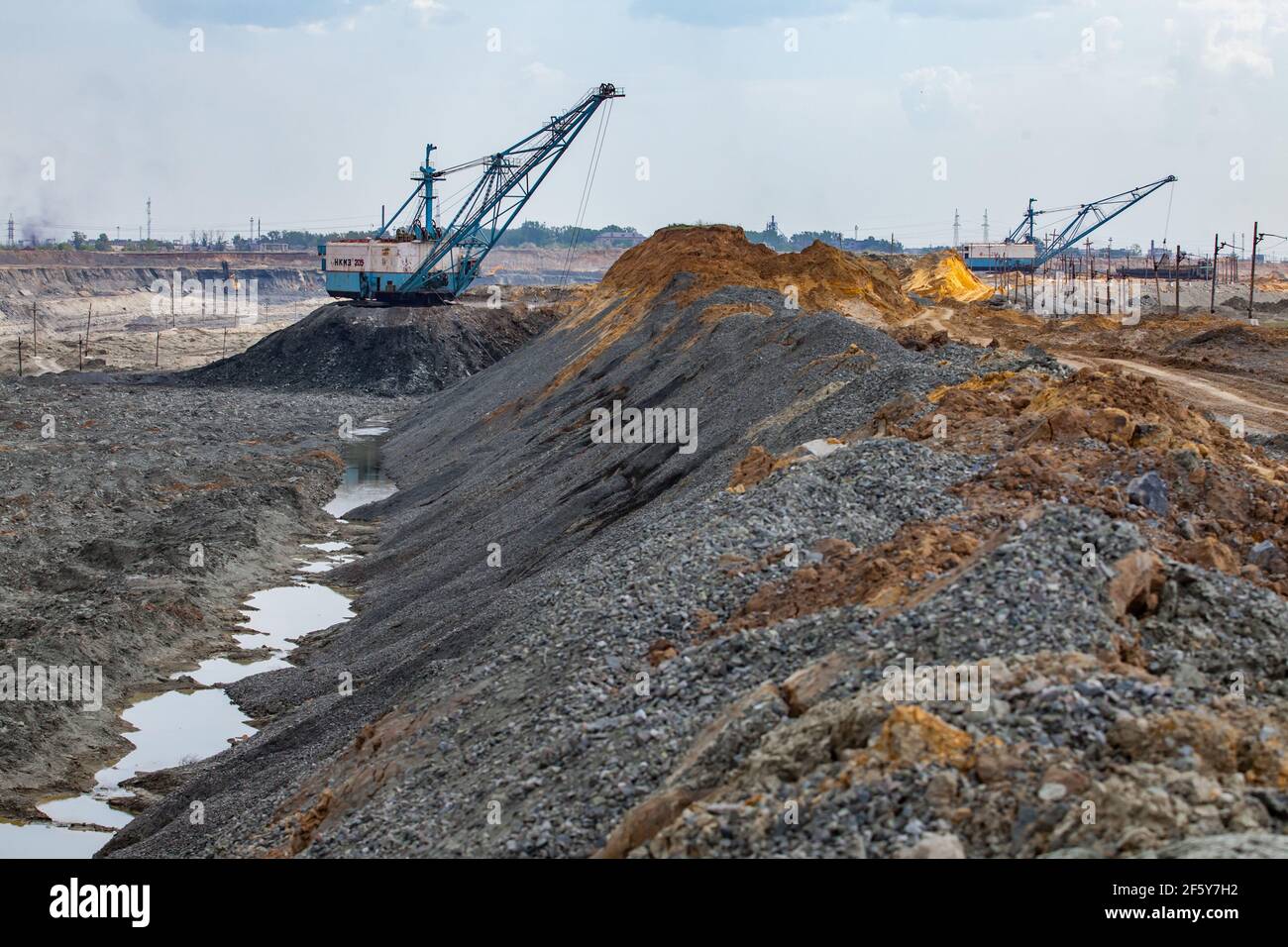 Rudny/Kasachstan - Mai 14 2012: Waldraglinienbagger entfernen leere Steine im Steinbruch. Gewinnung von Eisenerz durch Tagebau. Stockfoto