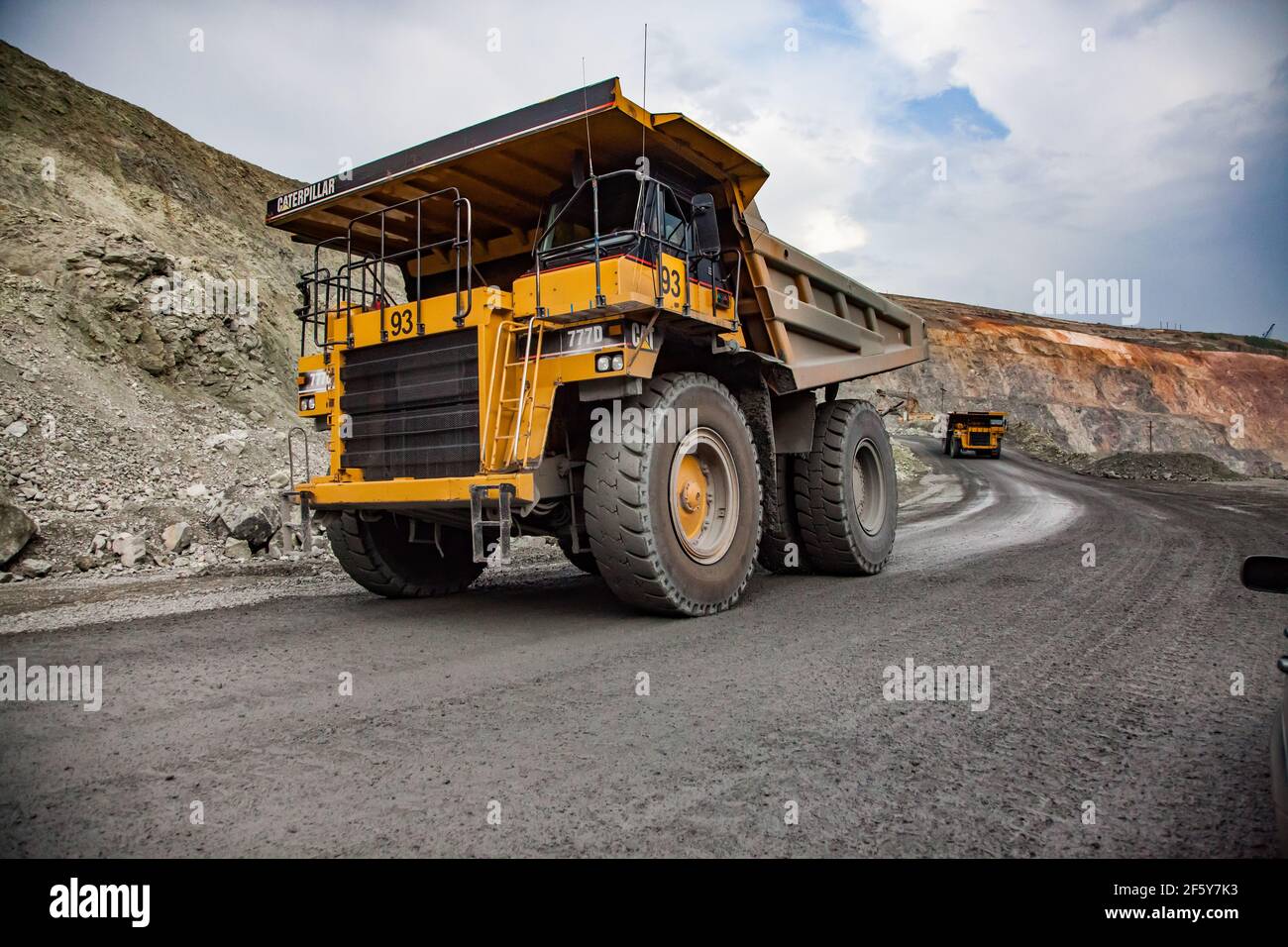 Rudny/Kasachstan - Mai 14 2012: Tagebau von Eisenerz im Steinbruch. Caterpillar-Steinbruch-LKW transportieren Erz zur Konzentrierung. Stockfoto