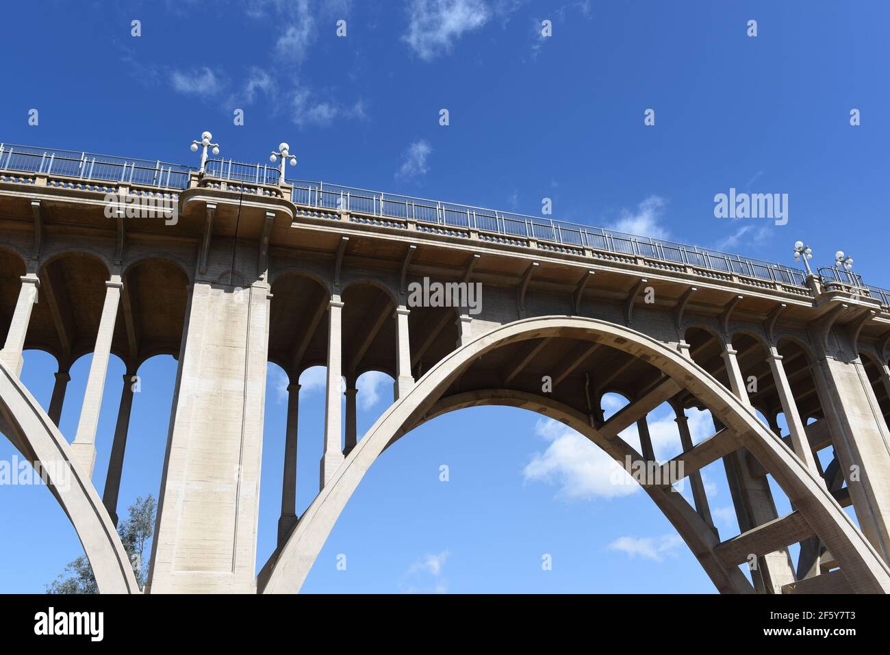 PASADENA, KALIFORNIEN - 26. MÄRZ 2021: Colorado Street Bridge, vom Desoderio Park aus gesehen Stockfoto