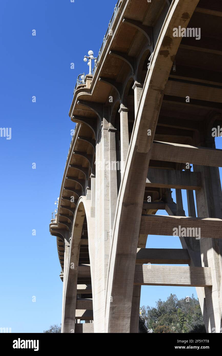 PASADENA, KALIFORNIEN - 26. MÄRZ 2021: Colorado Street Bridge, vom Desoderio Park aus gesehen Stockfoto