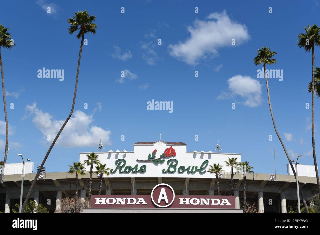 PASADENA, KALIFORNIEN - 26 MAR 2021: Nahaufnahme des Rose Bowl-Schildes, eingerahmt von Palmen und blau bewölktem Himmel. Stockfoto
