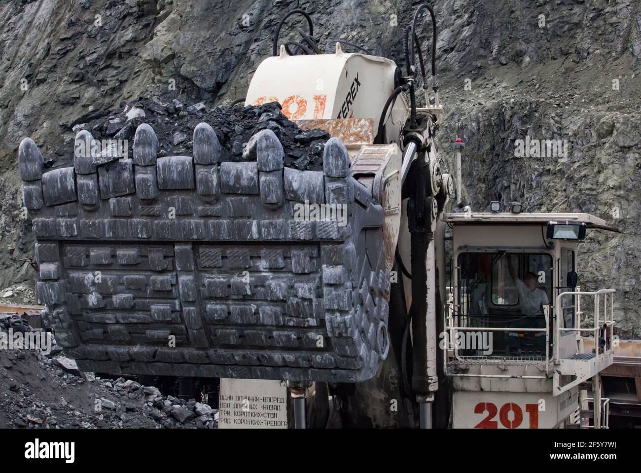 Rudny/Kasachstan - Mai 14 2012: Tagebau (Steinbruch). Bagger Terex Verladung Eisenerz in Zug Wagen. Nahaufnahme. Stockfoto