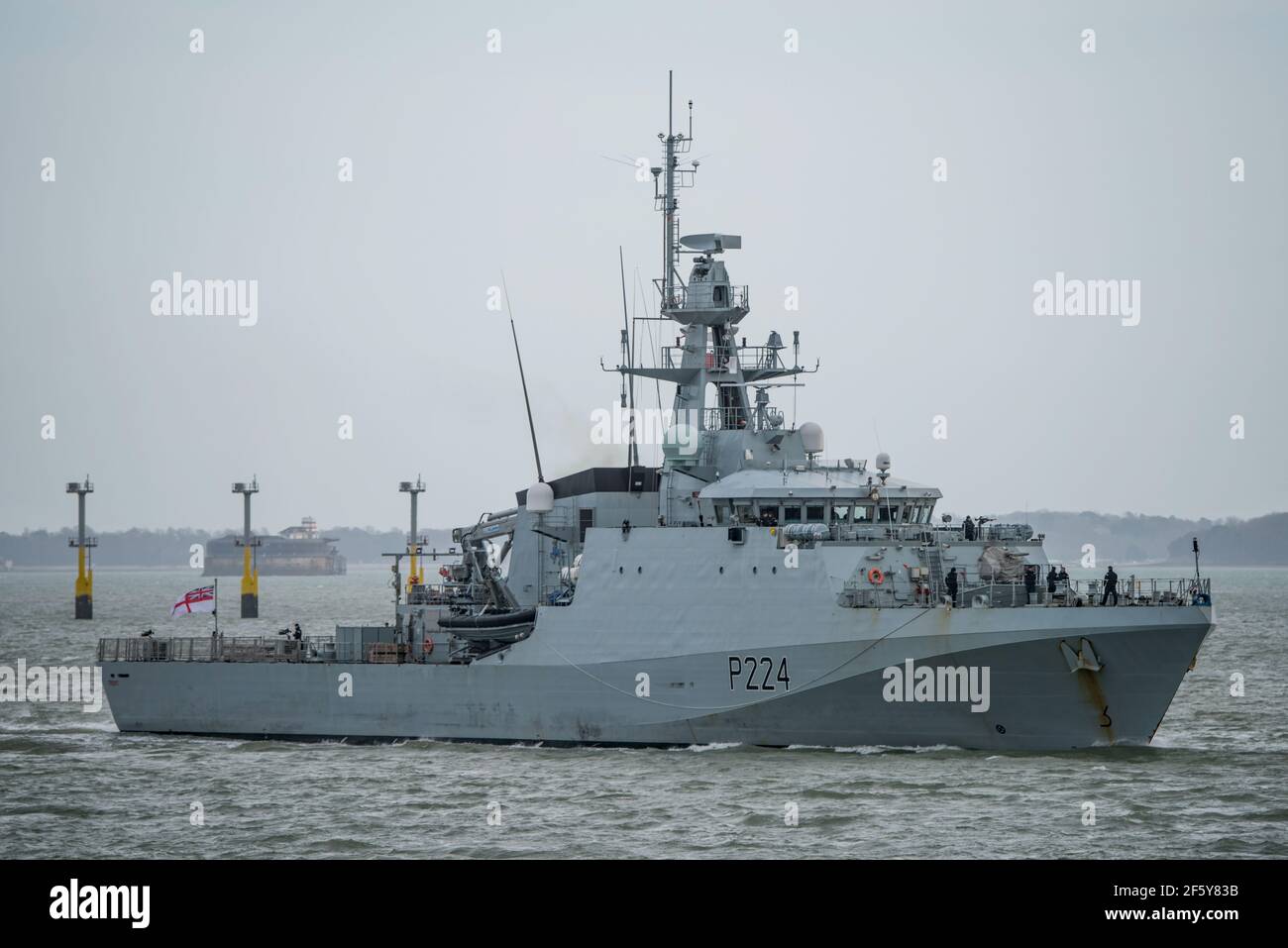 Das Royal Navy Offshore Patrouillenschiff HMS Trent (P224) kehrte am 28th. März 2021 nach einer Ausbildung in den lokalen Meeresgebieten nach Portsmouth, Großbritannien, zurück. Stockfoto