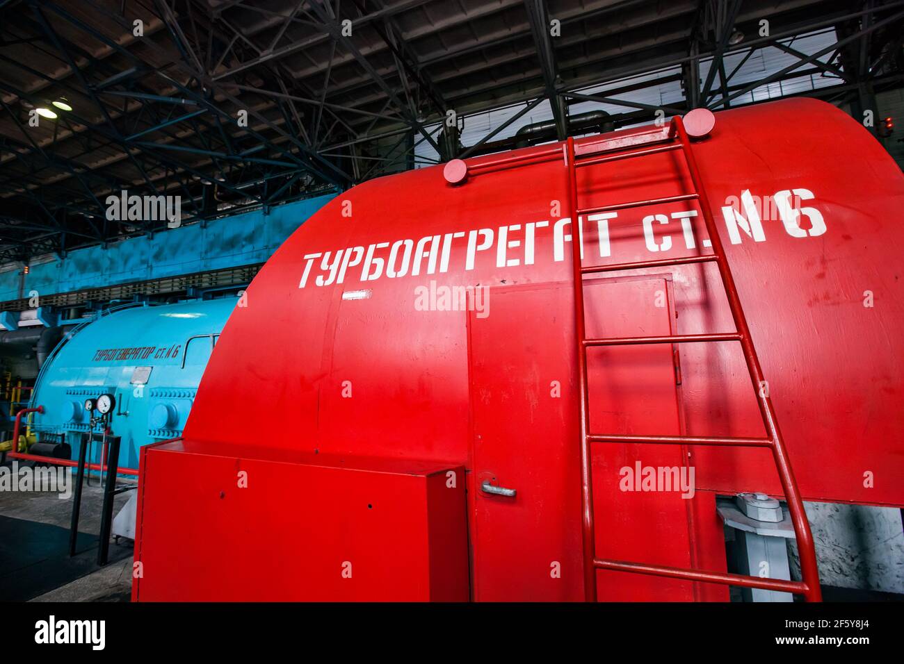 Rudny, Region Kostanay, Kasachstan-Mai 28 2012: Bergbau- und Verarbeitungsanlage Sokolovo-Sarbay. Kraftwerk. Elektrische Generatorturbinenmaschine. Stockfoto