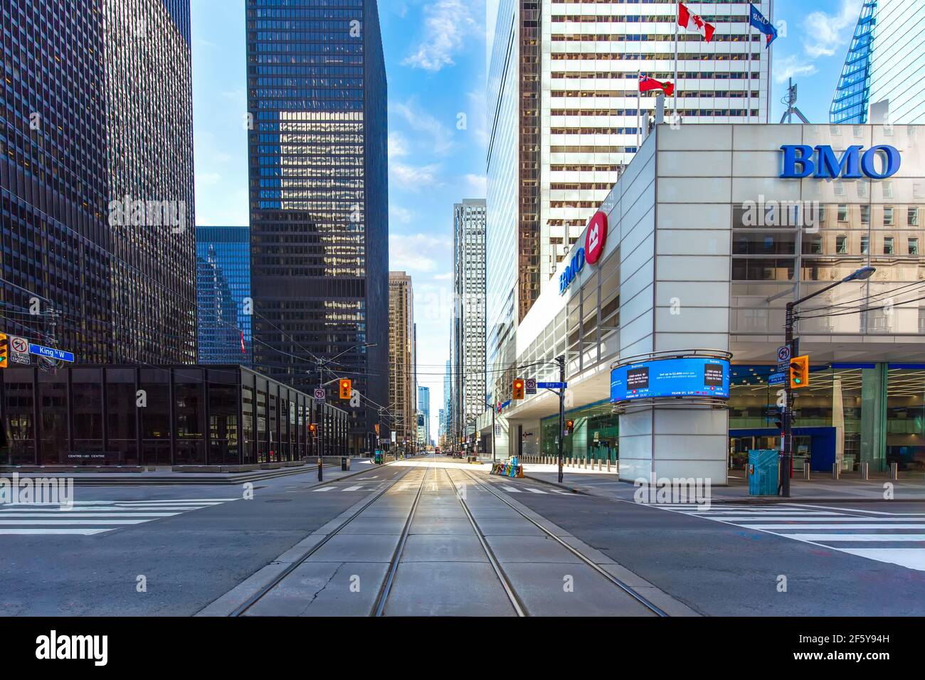 Skyline des Finanzviertels von Toronto und moderne Architektur. Erster kanadischer Platz mit TD Bank Gebäuden während der covid-19 Pandemie Stockfoto