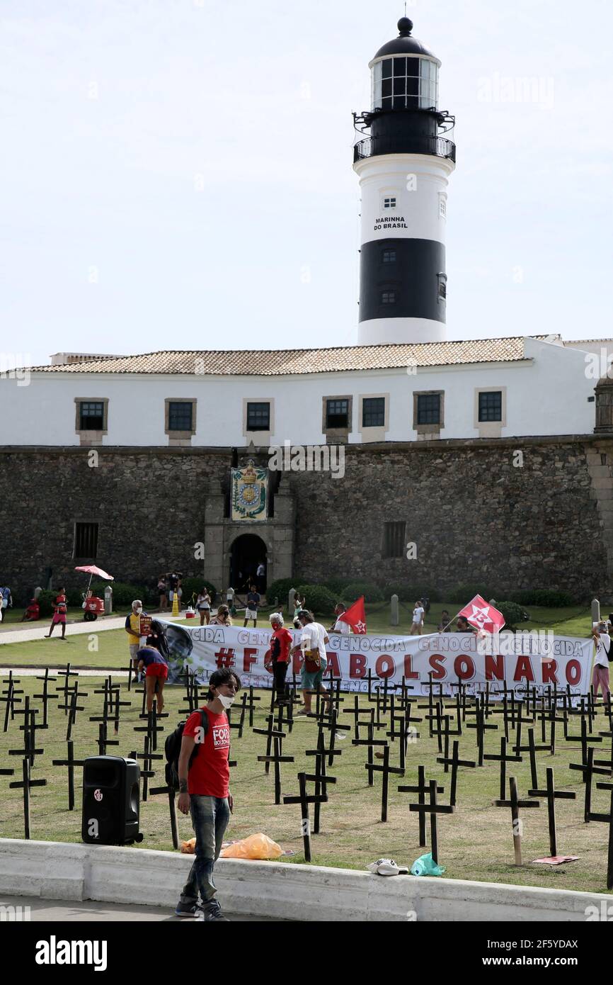 salvador, bahia, brasilien - 21. januar 2021: Demonstration gegen die Regierung von Präsident Jair Bolsonaro setzte Kreuze in Farol da Barra in Salvador Stockfoto