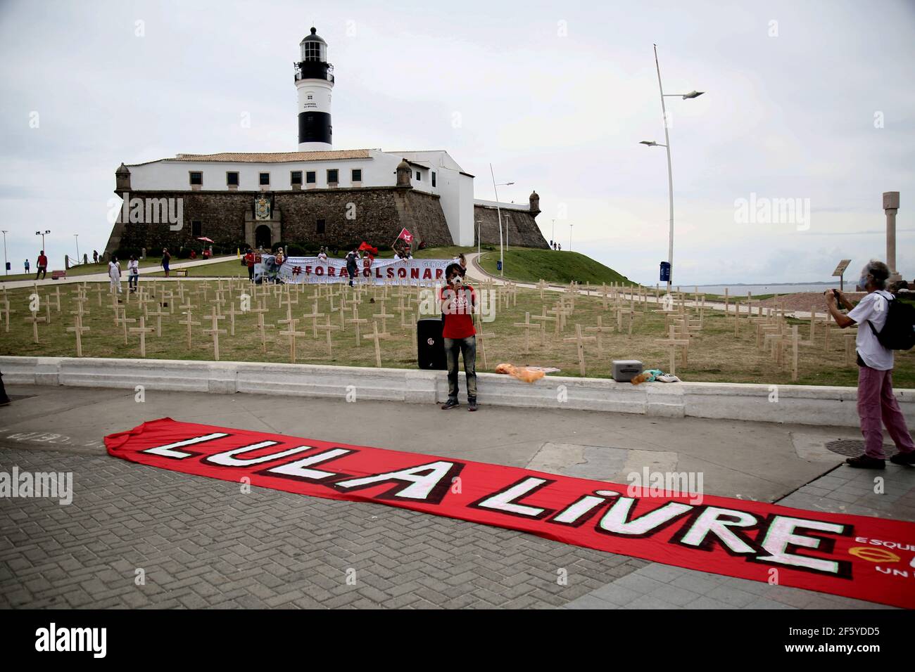 salvador, bahia, brasilien - 21. januar 2021: Mitglieder der sozialen Bewegungen verstehen ein Banner von Lula Livre in einer Demonstration gegen die Regierung von Stockfoto