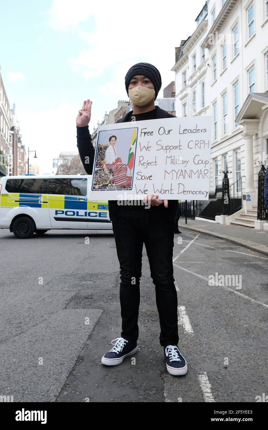 Ein birmanischer Protestler steht vor der Botschaft von Myanmar in London, um die Rückkehr zur Demokratie und das Ende des Blutvergießens im Land zu fordern. Stockfoto