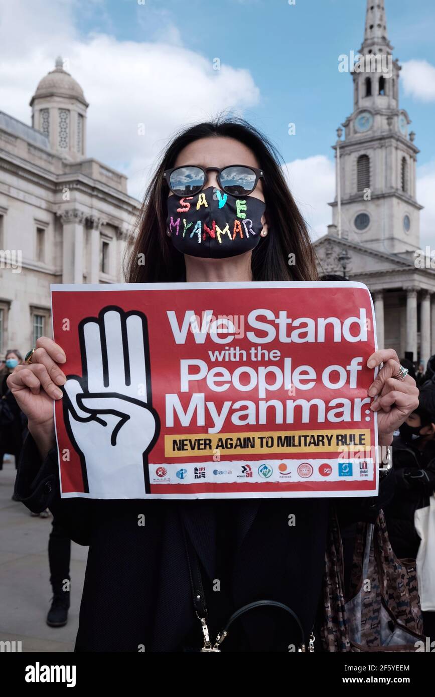 Die myanmarische Gemeinschaft in London protestiert, um die Rückkehr zur Demokratie und das Ende der Militärherrschaft zu fordern, nachdem die Armee im Februar die Kontrolle übernommen hatte. Stockfoto