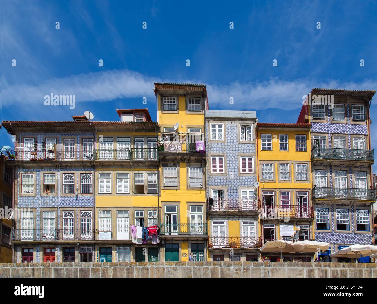 Schöne und bunte Porto Straßen in der Nähe von Rio Douro im historischen Zentrum Stockfoto