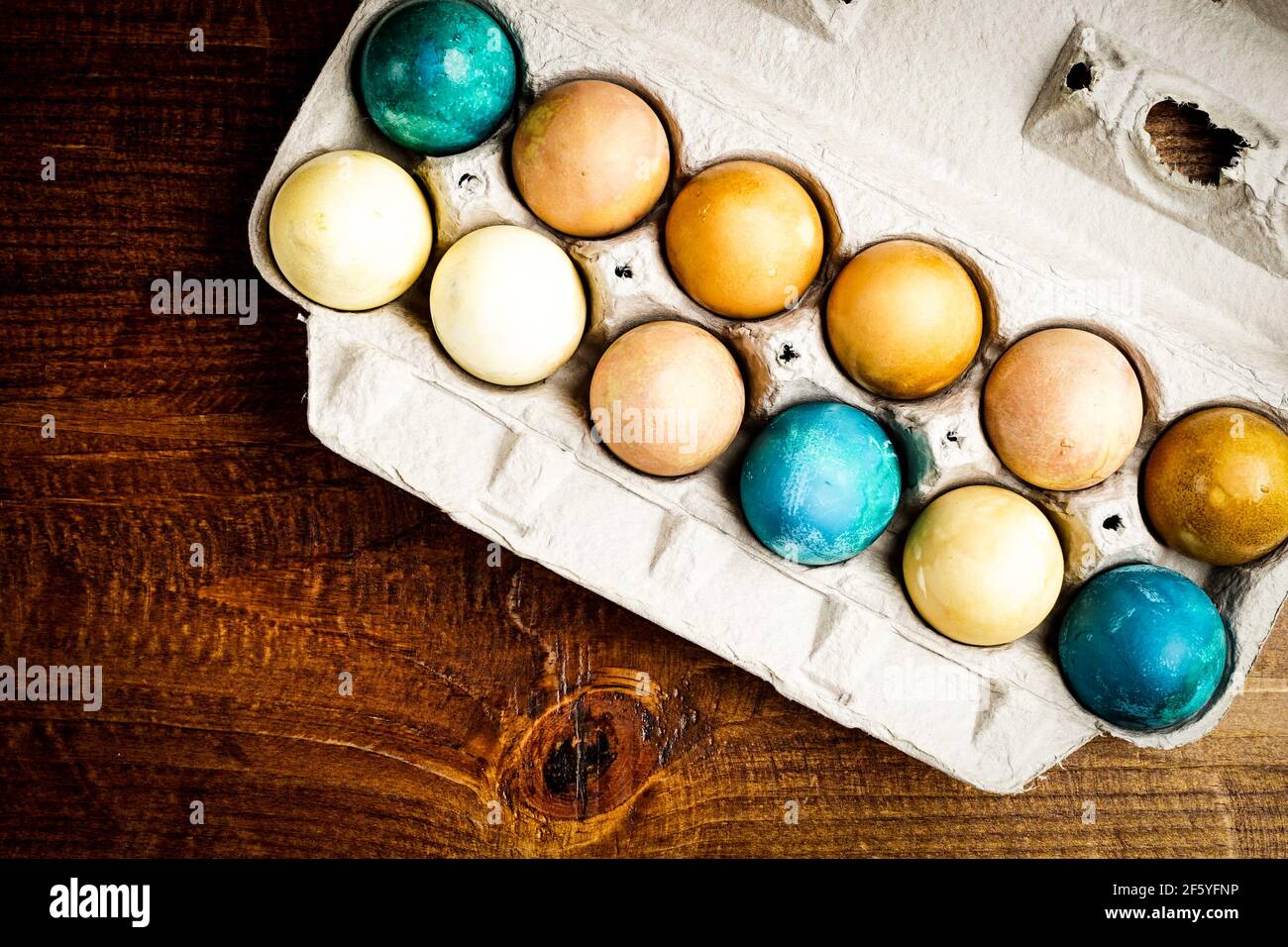 Natürlich Gefärbte Ostereier Stockfoto